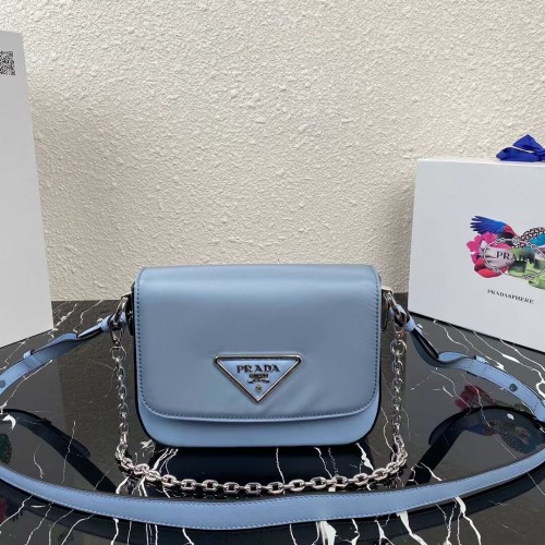 Prada Petit sac à bandoulière en cuir brossé 1BA263 bleu ciel
