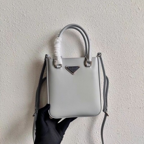 Prada Petit cabas en cuir brossé 1AD331 gris clair