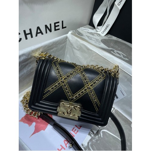 Petit sac à main BOY CHANEL Cuir de veau froissé Métal doré A67085 noir