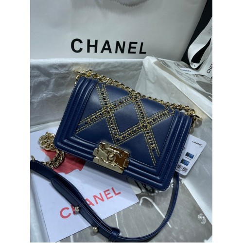 Petit sac à main BOY CHANEL Veau froissé Métal doré A67085 bleu foncé