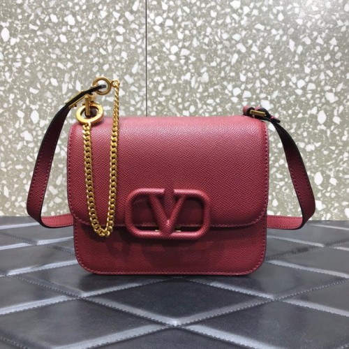 VALENTINO GARAVANI Stud Sign Sac à bandoulière en cuir de veau grainé 0808 Bordeaux