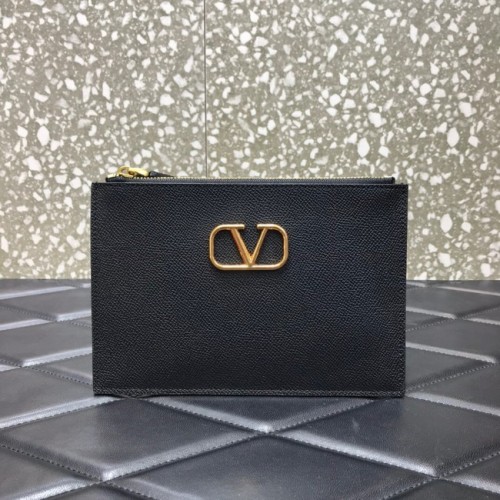 VALENTINO GARAVANI Pochette Stud Sign en cuir de veau grainé 0620 noir