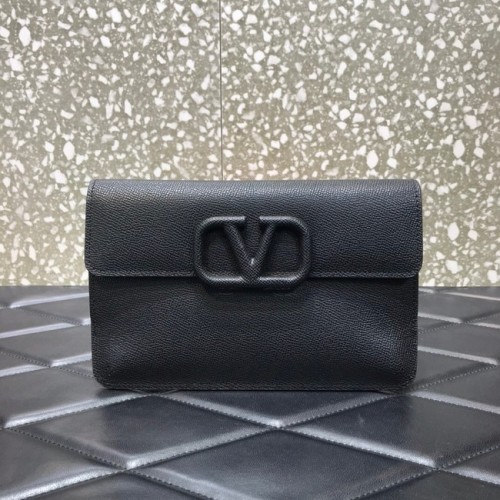 VALENTINO GARAVANI Pochette Stud Sign en cuir de veau grainé 0650 noir