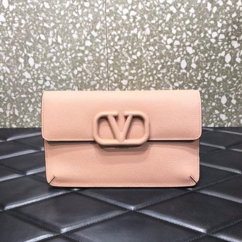 VALENTINO GARAVANI Pochette Stud Sign en cuir de veau grainé 0650 rose
