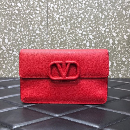 VALENTINO GARAVANI Pochette Stud Sign en cuir de veau grainé 0650 rouge