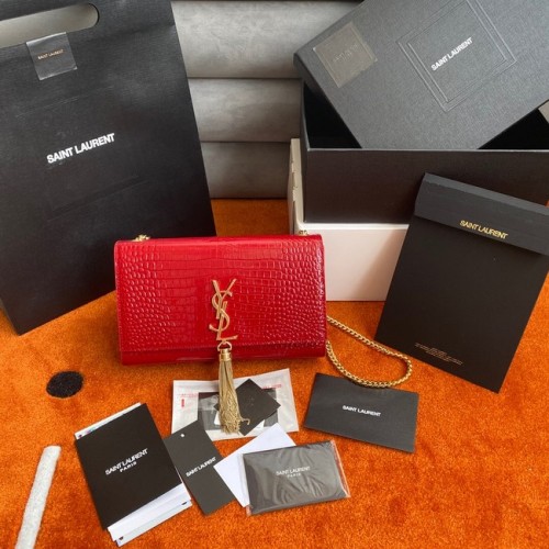 Yves Saint Laurent PORTEFEUILLE KATE CHAIN AVEC POMPON EN CUIR BRILLANT EMBOSSÉ CROCODILE 452159 rouge