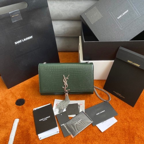 Yves Saint Laurent PORTEFEUILLE KATE CHAIN AVEC POMPON EN CUIR BRILLANT EMBOSSÉ CROCODILE 452159B vert noirâtre