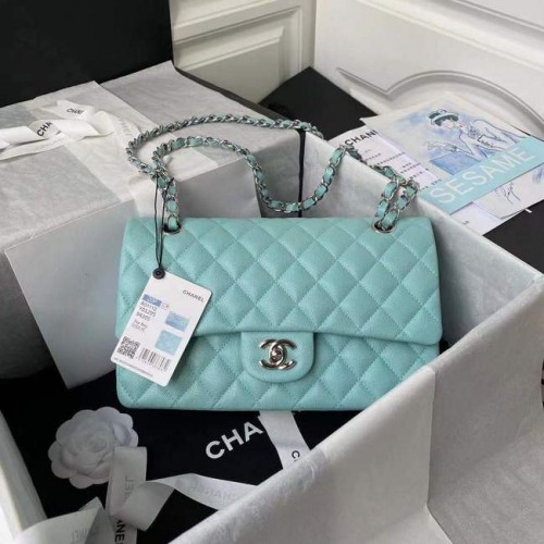 chanel sac à rabat Cuir de veau grainé métal argenté A01112 bleu clair