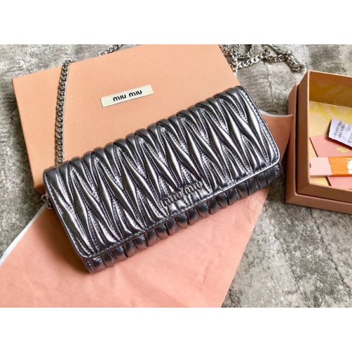 miu miu Pochette en cuir Matelasse Nappa 5DH002 gris