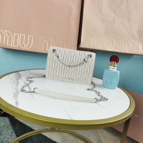 miu miu Matelasse Sac à bandoulière en cuir nappa 5AC065 blanc