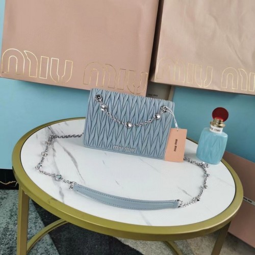 miu miu Matelasse Sac à bandoulière en cuir nappa 5AC065 bleu clair
