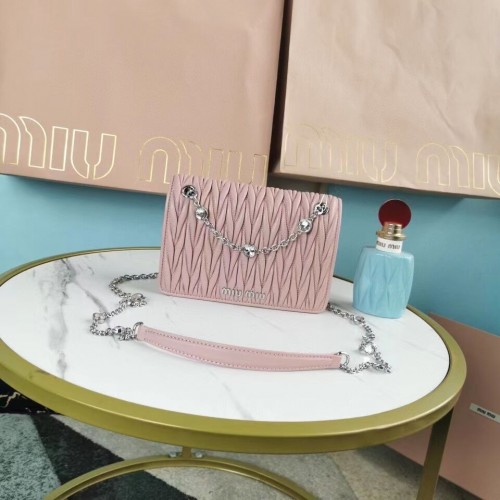 miu miu Matelasse Sac à bandoulière en cuir nappa 5AC065 rose