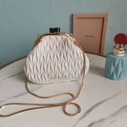 miu miu Matelasse Sac à bandoulière en cuir nappa 5BB016L Blanc