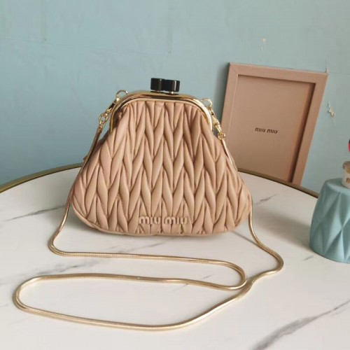 miu miu Matelasse Sac à bandoulière en cuir nappa 5BB016L rose clair