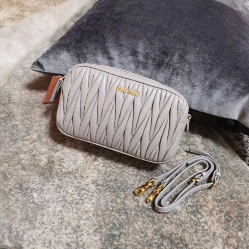 miu miu Matelasse Sac à bandoulière en cuir nappa 5BH539A gris