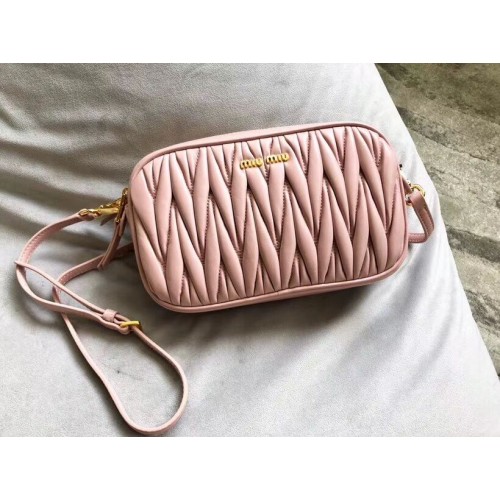 miu miu Matelasse Sac à bandoulière en cuir nappa 5BH539A rose