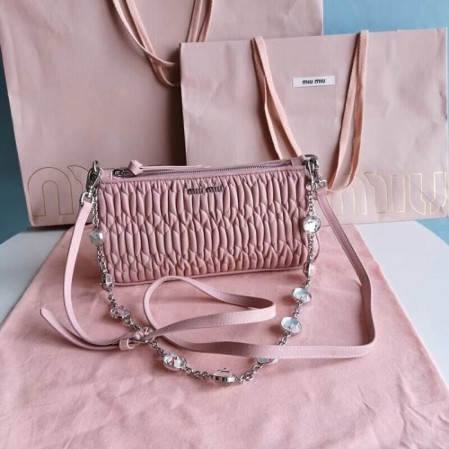 miu miu Matelasse Sac à bandoulière en cuir nappa 6BH225 rose