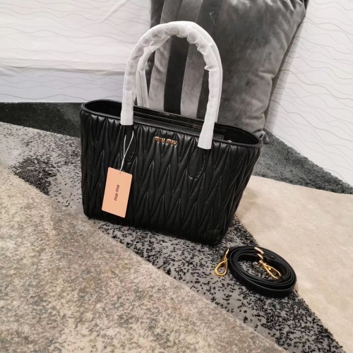 miu miu Matelasse Sac à main en cuir nappa 5BG163 noir