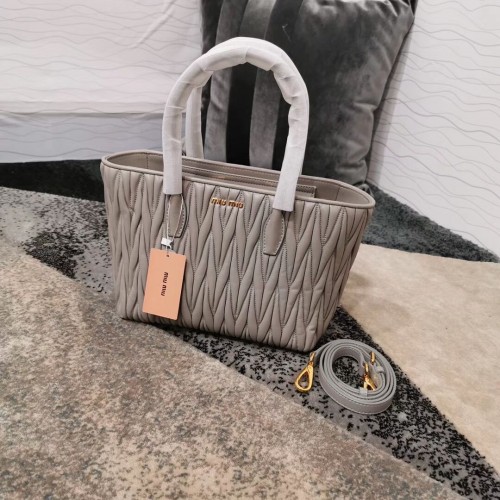 miu miu Matelasse Sac à main en cuir nappa 5BG163 gris