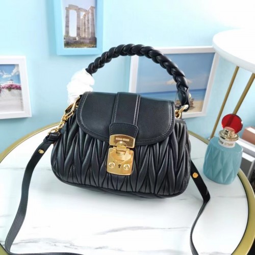 miu miu Matelasse Sac à main en cuir nappa 6998 noir