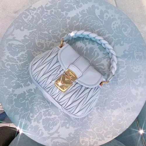 miu miu Matelasse Sac à main en cuir nappa 6998 bleu clair