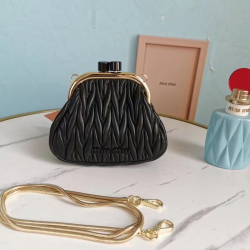miu miu Matelasse Mini sac à bandoulière en cuir nappa 5BB017S noir