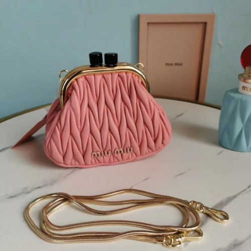 miu miu Matelasse Mini sac à bandoulière en cuir nappa 5BB017S rose