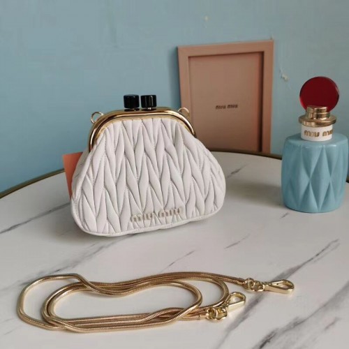 miu miu Matelasse Mini sac à bandoulière en cuir nappa 5BB017S blanc