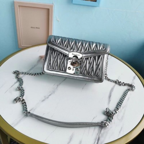 miu miu Matelasse Mini sac à bandoulière en cuir nappa 5BD099 argent