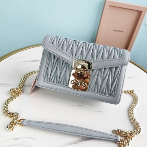 miu miu Matelasse Mini sac à bandoulière en cuir nappa 5BD099 bleu clair