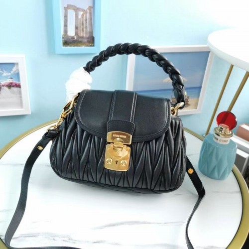 miu miu Matelasse Sac à bandoulière en cuir nappa 5BD188 noir