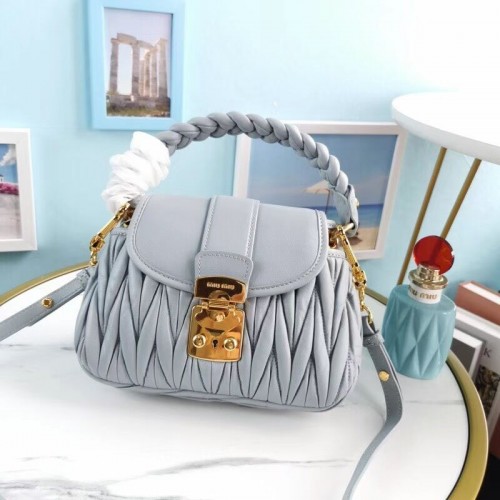 miu miu Matelasse Sac à bandoulière en cuir nappa 5BD188 bleu clair
