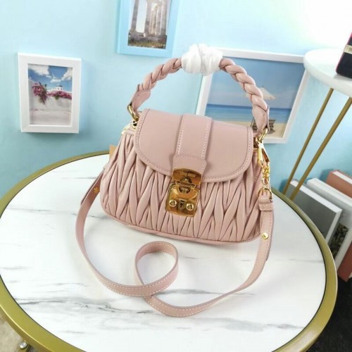 miu miu Matelasse Sac à bandoulière en cuir nappa 5BD188 rose clair