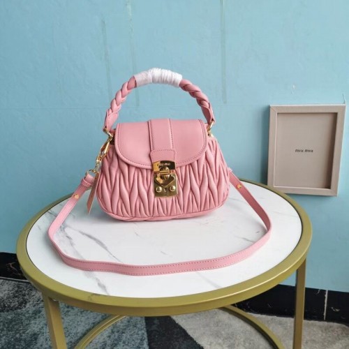miu miu Matelasse Sac à bandoulière en cuir nappa 5BD188 rose