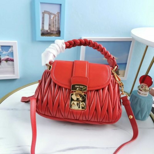 miu miu Matelasse Sac à bandoulière en cuir nappa 5BD188 rouge