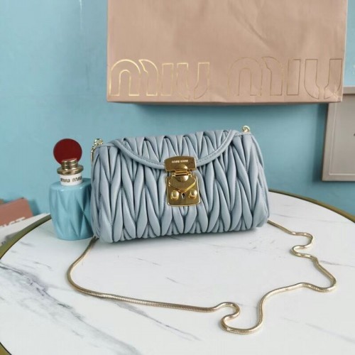 miu miu Matelasse Mini sac à bandoulière en cuir nappa 5BD196 bleu clair