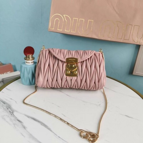 miu miu Matelasse Mini sac à bandoulière en cuir nappa 5BD196 rose