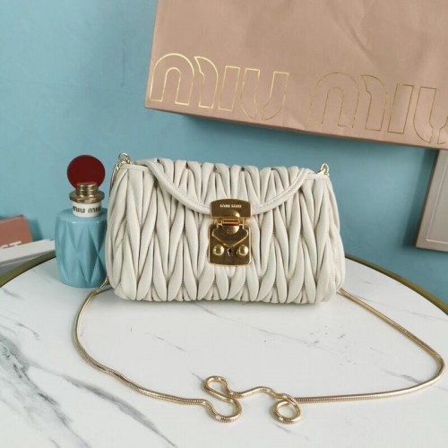 miu miu Matelasse Mini sac à bandoulière en cuir nappa 5BD196 blanc
