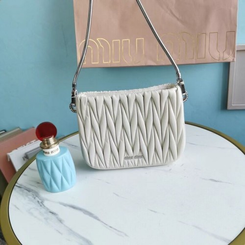 miu miu Matelasse Mini sac à bandoulière en cuir nappa 5BH200 argent