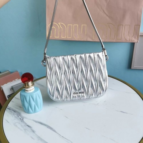 miu miu Matelasse Mini sac à bandoulière en cuir nappa 5BH200 argent