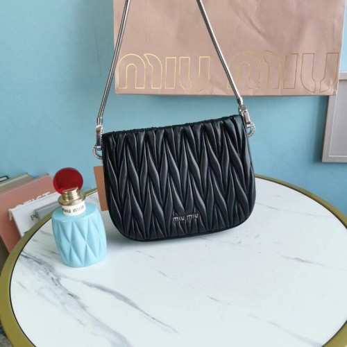 miu miu Matelasse Mini sac à bandoulière en cuir nappa 5BH200 noir