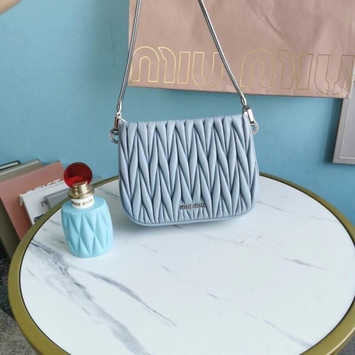 miu miu Matelasse Mini sac à bandoulière en cuir nappa 5BH200 bleu clair