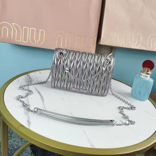 miu miu Matelasse Mini sac à bandoulière en cuir nappa 5TT124 argent
