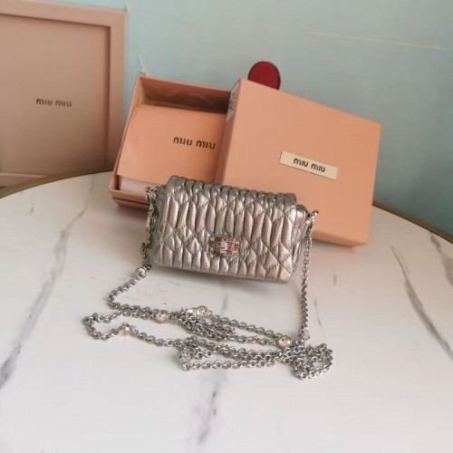 miu miu Matelasse Mini sac à bandoulière en cuir nappa 5TT124 argent