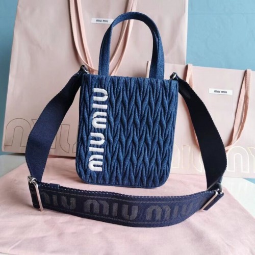 miu miu Matelasse Mini sac à bandoulière en cuir nappa 6AH228 bleu