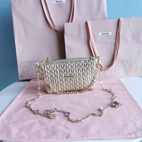 miu miu Matelasse Mini sac à bandoulière en cuir nappa 6BE641 or