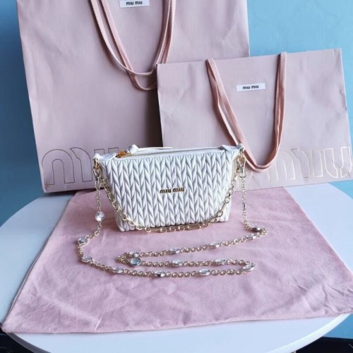 miu miu Matelasse Mini sac à bandoulière en cuir nappa 6BE641 blanc