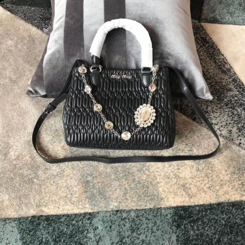 miu miu Matelasse Sac à bandoulière en cuir nappa 5BA067 noir