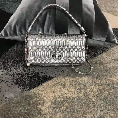 miu miu Matelasse Sac à bandoulière en cuir nappa 5BD140G Argent