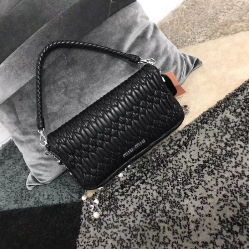 miu miu Matelasse Sac à bandoulière en cuir nappa 5BD140G noir